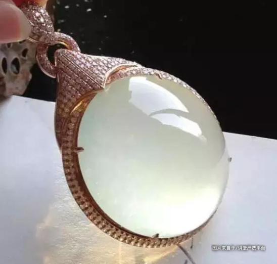 手机手电筒可以鉴别翡翠吗,肉眼可以辨别翡翠的真假吗？