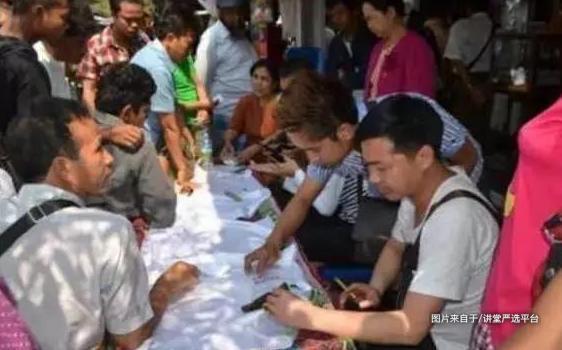 手机手电筒可以鉴别翡翠吗,肉眼可以辨别翡翠的真假吗？