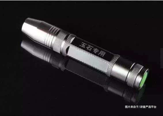 翡翠原石打灯荧光图解,翡翠原石的打灯主要是为了看什么？