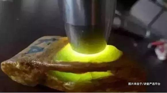 翡翠原石打灯荧光图解,翡翠原石的打灯主要是为了看什么？