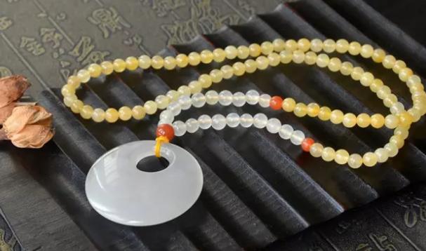 为什么玉要用水泡了再戴,新买的金丝玉手串戴之前用水泡吗？