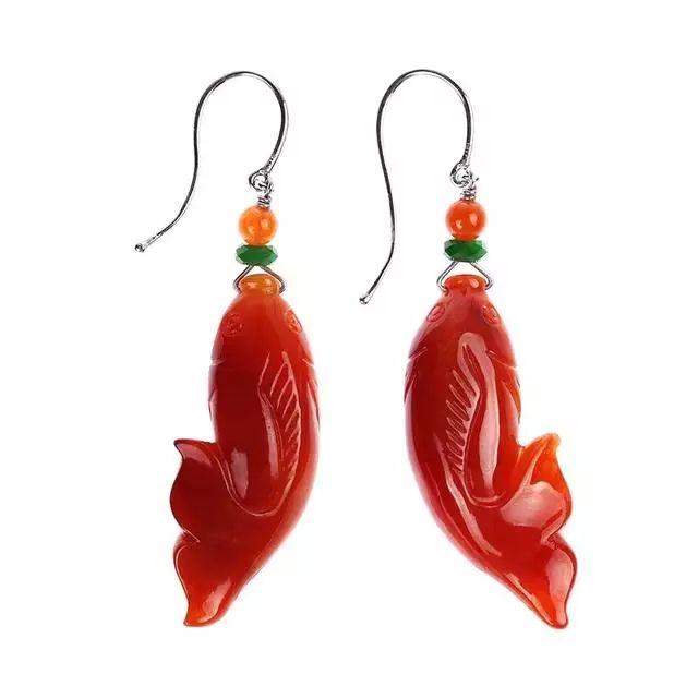 年轻人戴翡翠老气吗,佩戴翡翠是不是说明自己年纪大了？