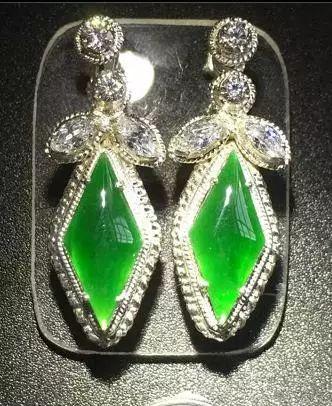 年轻人戴翡翠老气吗,佩戴翡翠是不是说明自己年纪大了？