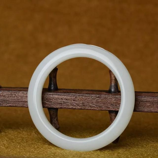 注胶和田玉有什么明显特点,和田玉的脂粉性是什么意思？