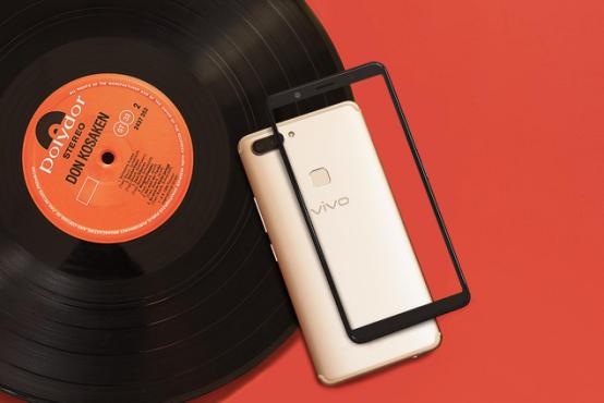 手机是买p10plus好,还是vivo x20好？