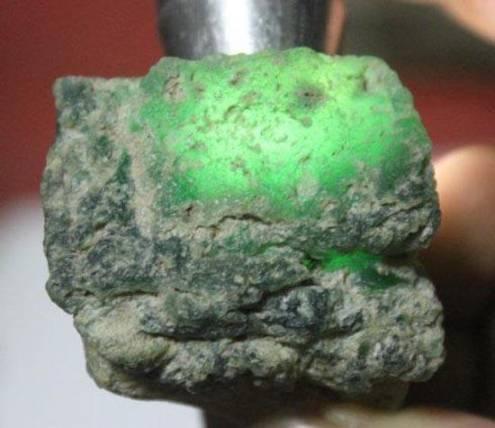 一亿翡翠原石切200亿,亿级翡翠原石是什么样的？