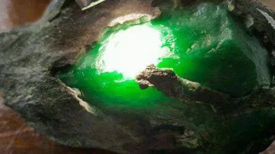 一亿翡翠原石切200亿,亿级翡翠原石是什么样的？