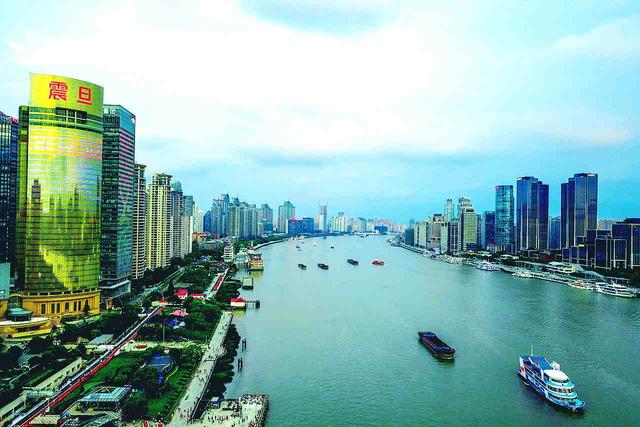 上海是目前我国最繁华的城市吗，上海到底繁华在哪里？上海人会认为其他城市落后吗？