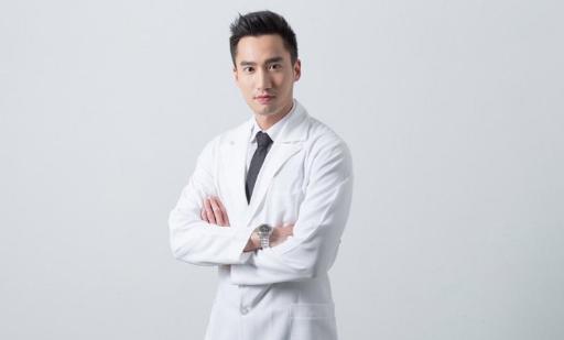 阿娇承认恋小四岁医生，你看好这段恋情吗？