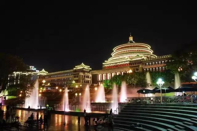 重庆轻轨穿楼而过:重庆到底是一个怎样的城市？