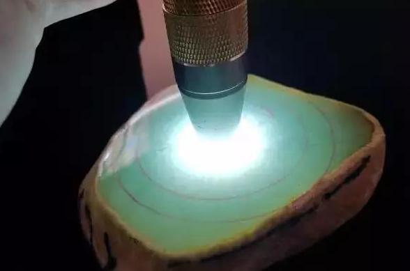 姐堆翡翠原石特点,达马坎香洞翡翠原石赌石有哪些特征？