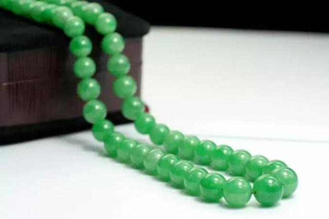 香港拍卖会上的顶级翡翠手镯,满绿的翡翠手镯一般什么样的价值最高？