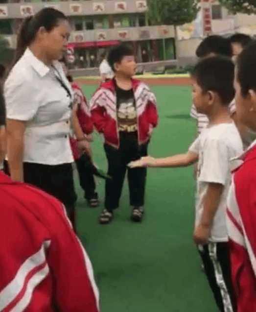 河南新密女教师脱高跟鞋打7小学生,暴力教育应该被理解吗？
