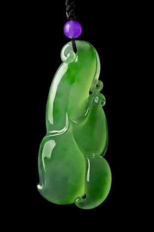 翡翠白月光手镯会变种吗,为什么翡翠手镯戴久了会变色发黄？