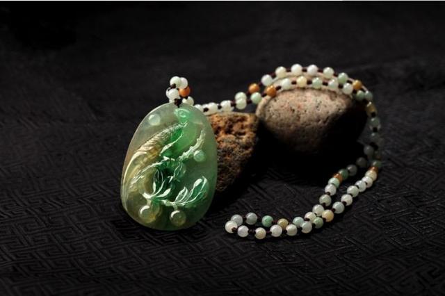 翡翠白月光手镯会变种吗,为什么翡翠手镯戴久了会变色发黄？