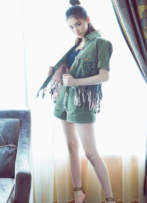 杨紫胸:明星真的腿都是自然细长直吗？