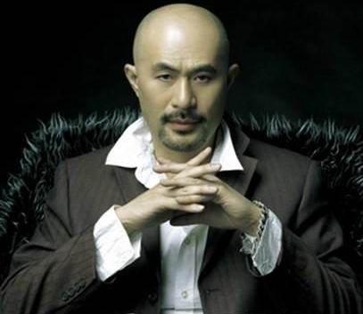 徐静蕾晒光头造型:剃光头会让人显年轻还是显老