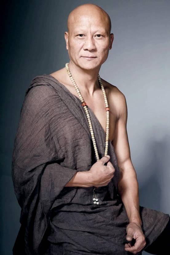 徐静蕾晒光头造型:剃光头会让人显年轻还是显老