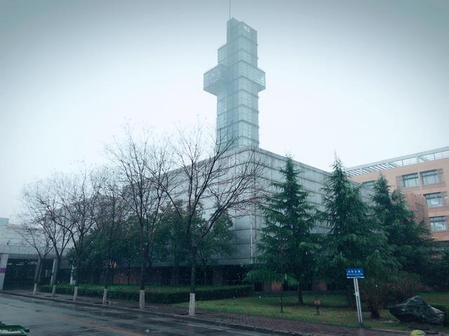 “西北第一高塔”才盖2层就停工挂牌转让，曾是银川热捧在建地标，西安电子科技大学在中国到底算什么水平？