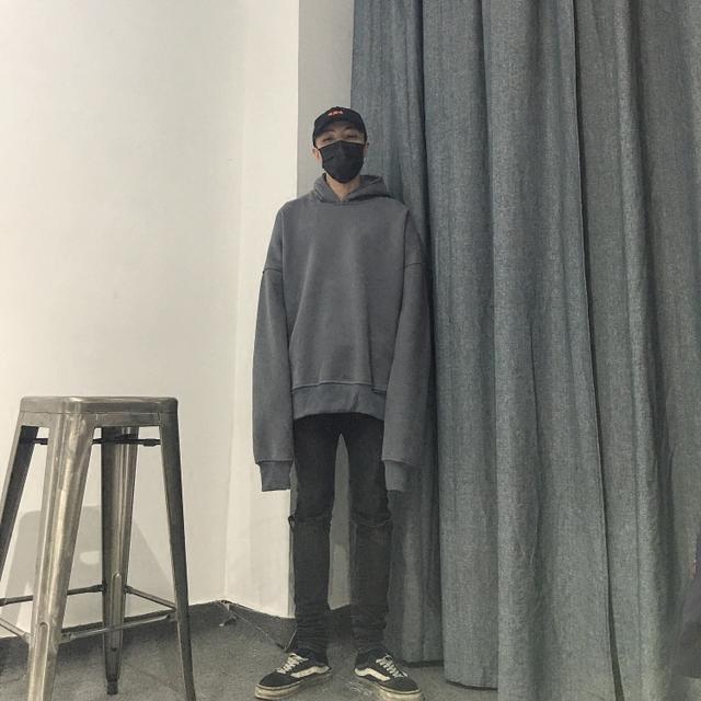易烊千玺微:男生穿什么样的卫衣好看？