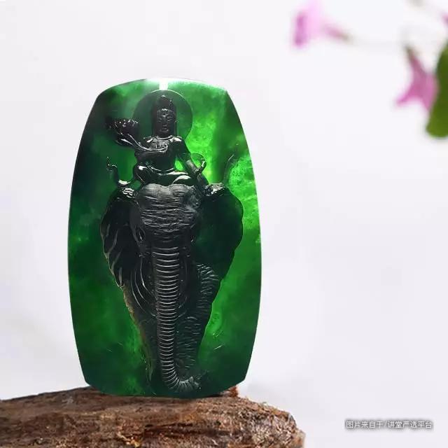 手机手电筒可以鉴别翡翠吗,肉眼可以辨别翡翠的真假吗？