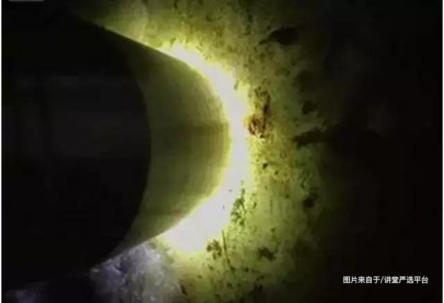 翡翠原石打灯荧光图解,翡翠原石的打灯主要是为了看什么？