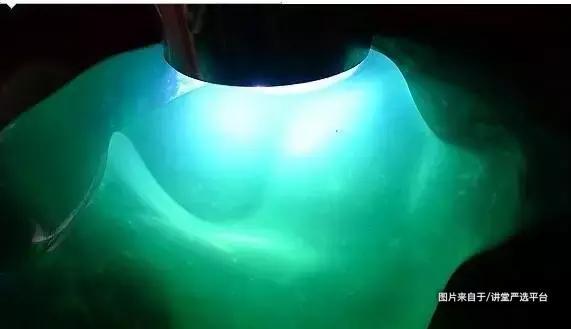 翡翠原石打灯荧光图解,翡翠原石的打灯主要是为了看什么？