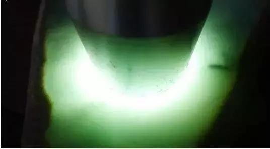 翡翠原石打灯荧光图解,翡翠原石的打灯主要是为了看什么？