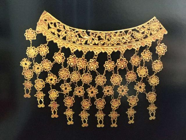 新疆墓地图片，古代墓室里出土过哪些金饰