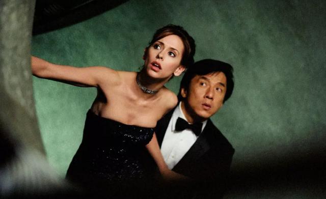 成龙大哥为什么在国外那么出名,受人爱戴和尊敬,在国内却有很多人在骂