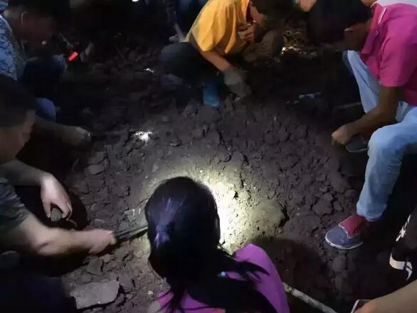 玉石在哪里挖,云南腾冲现挖翡翠一条街，挖到就是宝贝吗？