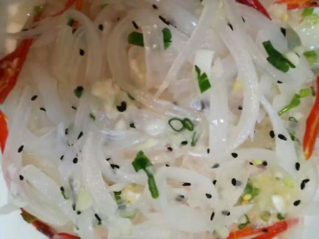 切洋葱不会流泪的方法:为什么剥洋葱时会流泪有什么办法可以解决吗