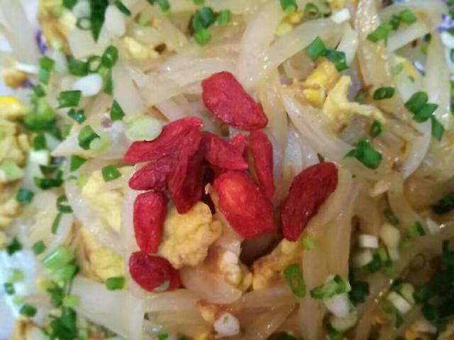 切洋葱不会流泪的方法:为什么剥洋葱时会流泪有什么办法可以解决吗