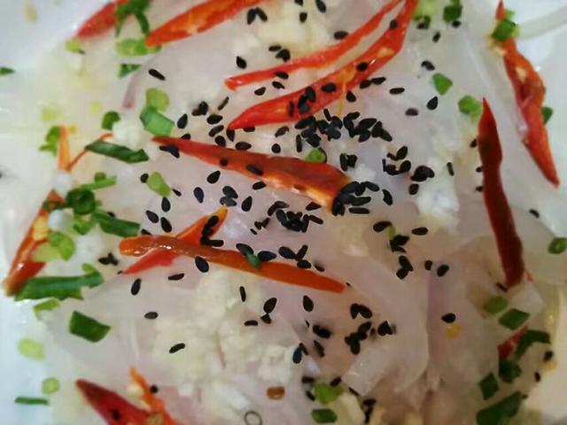 切洋葱不会流泪的方法:为什么剥洋葱时会流泪有什么办法可以解决吗