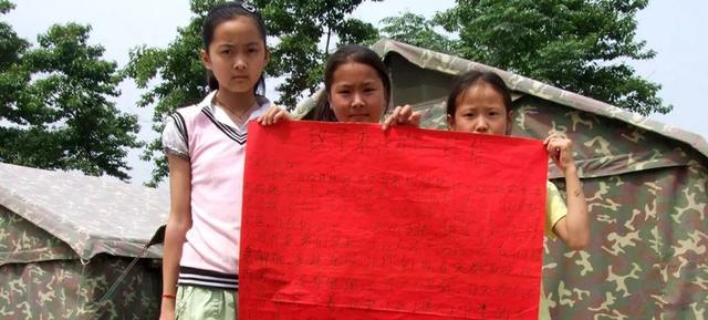 地震后的狗狗高清:汶川地震“猪坚强”住一室一厅还有专人伺候，你怎么看？ 地震后的狗狗