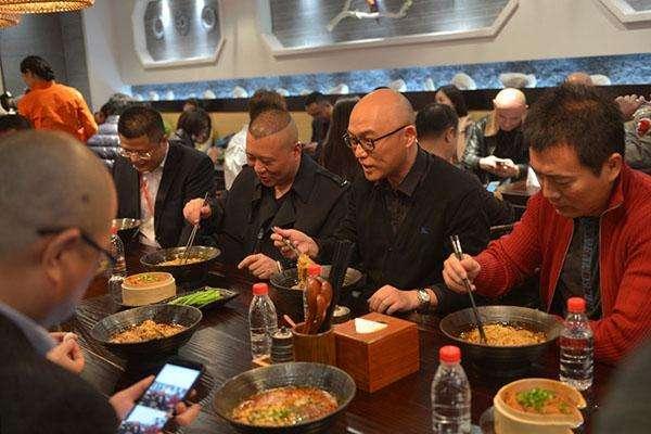 权志龙身价:哪些产品被明星加持后立刻身价倍增