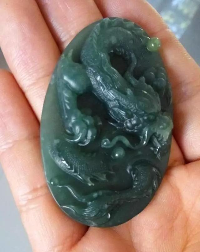 翡翠镯心料雕刻什么好,你手中若有玉石的话你首选雕刻什么题材？