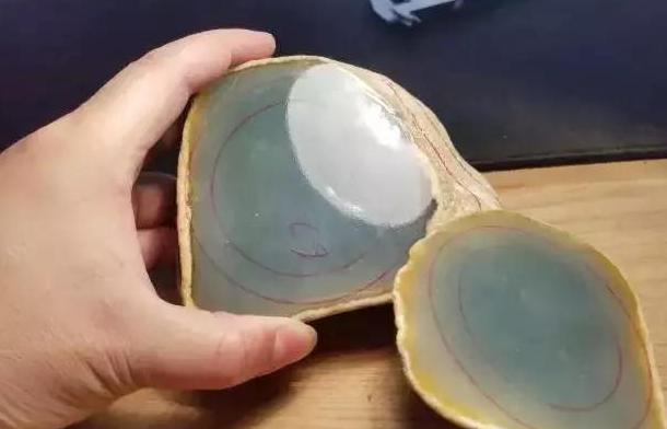 姐堆翡翠原石特点,达马坎香洞翡翠原石赌石有哪些特征？