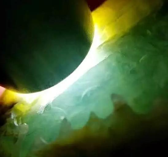 姐堆翡翠原石特点,达马坎香洞翡翠原石赌石有哪些特征？