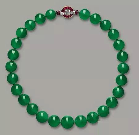 香港拍卖会上的顶级翡翠手镯,满绿的翡翠手镯一般什么样的价值最高？