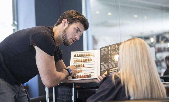 美发师为追求顾客偷头发卖钱，为什么理发师多数是男性？