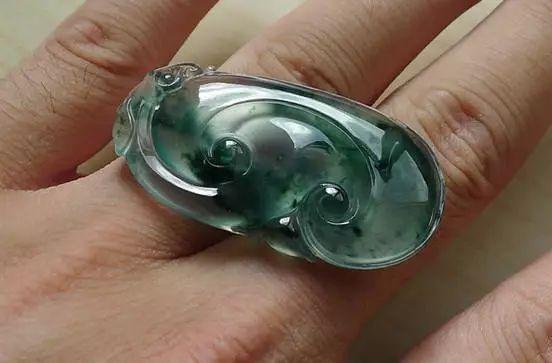 翡翠白月光手镯会变种吗,为什么翡翠手镯戴久了会变色发黄？