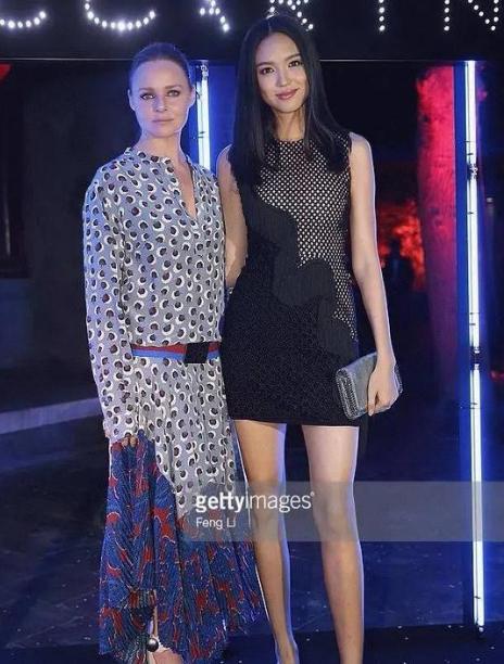 杨紫胸:明星真的腿都是自然细长直吗？