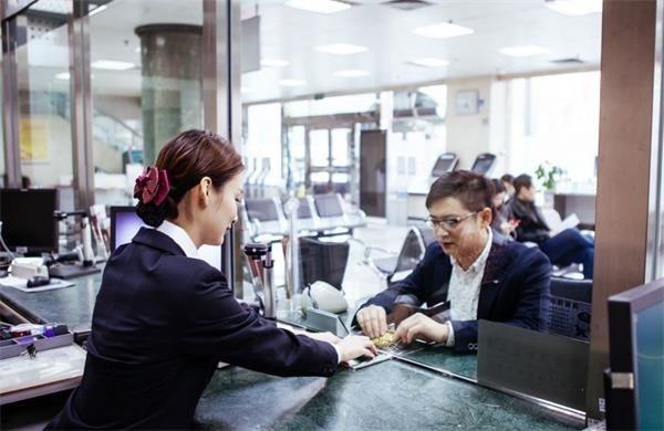 www.5613小歌可卡.com:如果取钱时银行少给1000块钱，离开柜台后，银行还会负责吗？