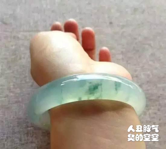 翡翠手镯带黄翡好吗,翡翠手镯发黄变种怎么办？