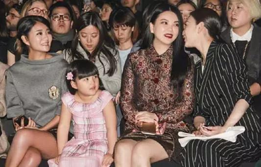 李小冉老公是谁:李湘李小冉同框，为什么二人同岁面貌体态却相差巨大？