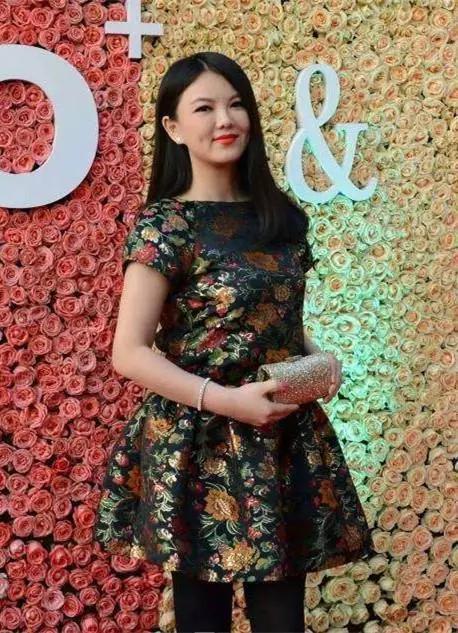 李小冉老公是谁:李湘李小冉同框，为什么二人同岁面貌体态却相差巨大？
