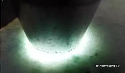 翡翠原石打灯荧光图解,翡翠原石的打灯主要是为了看什么？