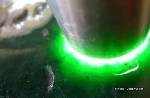 翡翠原石打灯荧光图解,翡翠原石的打灯主要是为了看什么？