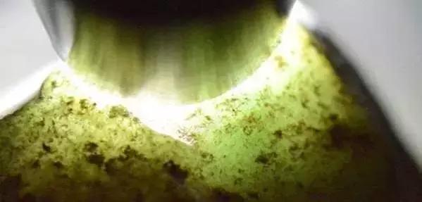 翡翠原石打灯荧光图解,翡翠原石的打灯主要是为了看什么？